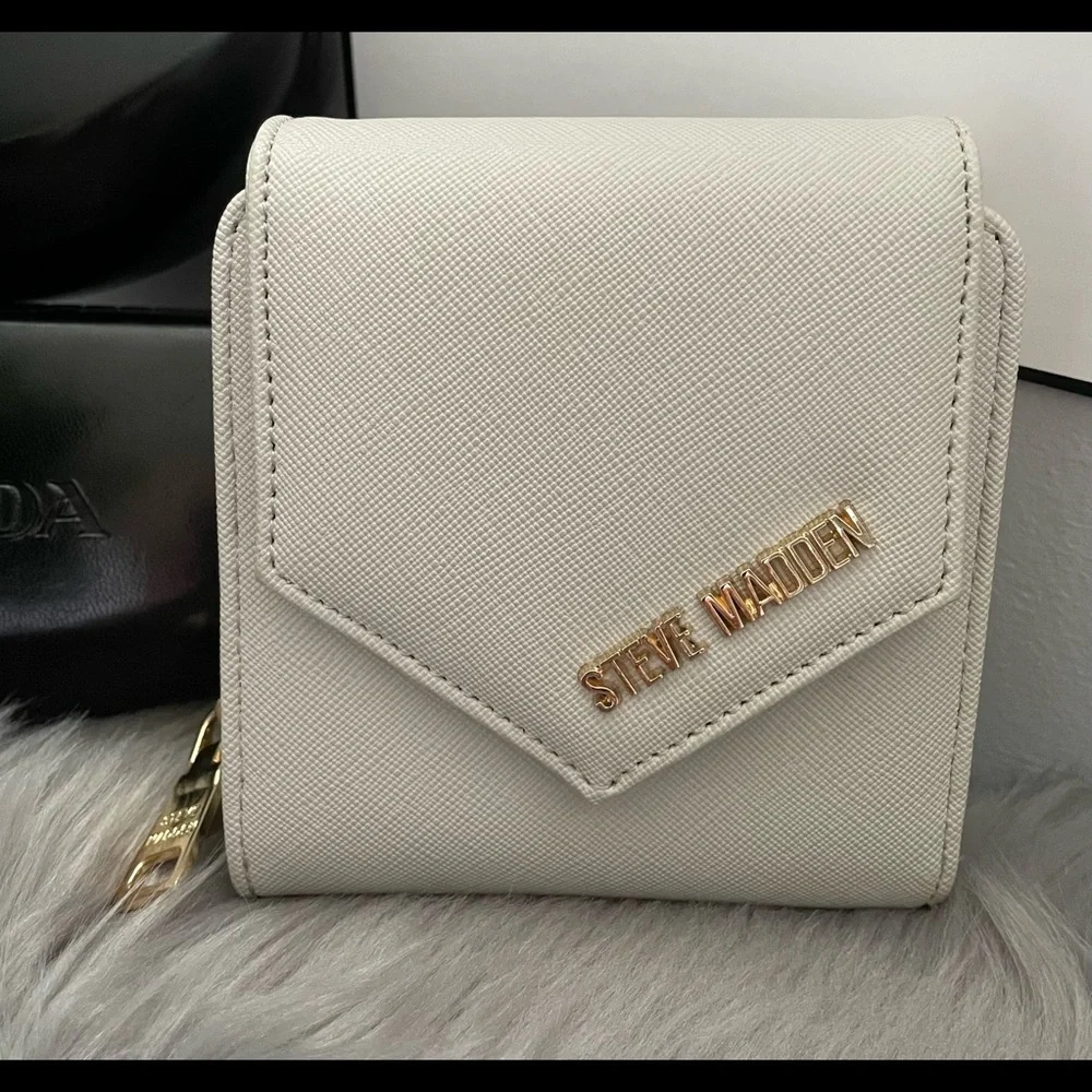 🎁GIFTED🎁✨Steve Madden Tri-Fold Wallet with Coin Zipper area ✨NEW - Picture 4 of 7